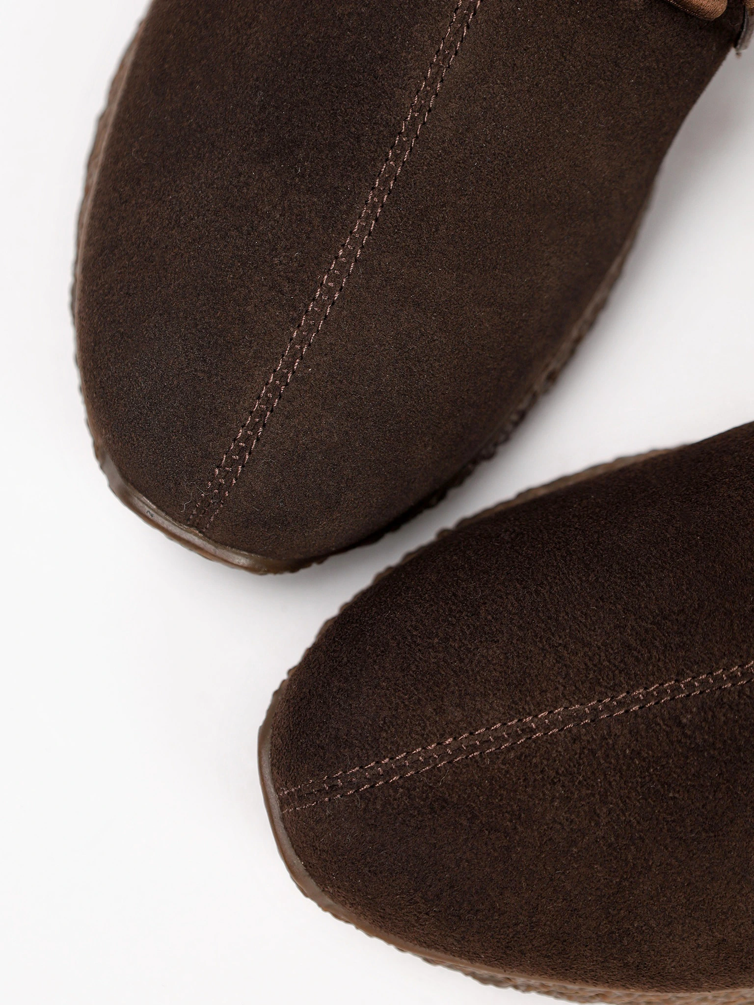 Ботинки коричневого цвета на низкой подошве